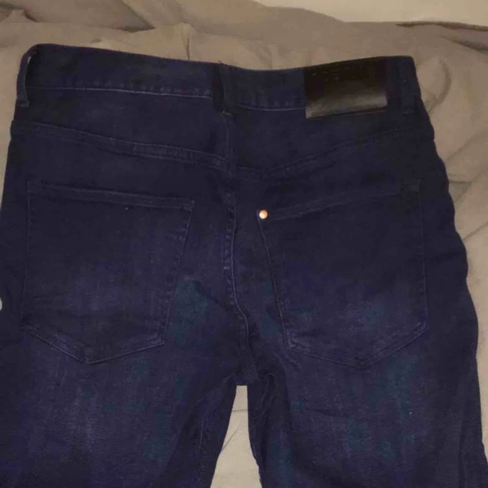 Mörkblåa jeansshorts från H&M, bra skick. Köparen står för frakt.. Shorts.