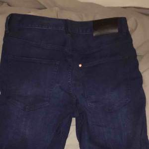 Mörkblåa jeansshorts från H&M, bra skick. Köparen står för frakt.