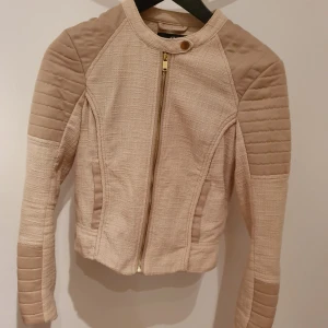  - "Bikerjacka" från h&m  Lite varmare, fungerar som både tröja, jacka & kavaj   Kan mötas upp i Huddinge, Älvsjö, Årsta, Globen & Västberga