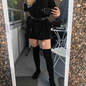  - Nypris: 479kr.  Säljer mina overkneeskor från Din Sko som är använda en gång, mycket bra skick. Väldigt skönt material och perfekta fest/vardagsskor nu under hösten. Frakten är inräknat i priset! 🥰 jag är 1.58cm!