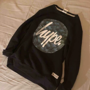  - Fin pullover i mkt bra skick. Fråga gärna efter fler och bättre bilder :) 