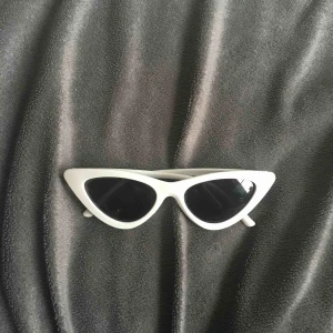  - Ett par as coola solbrillor! Dom är som nya. Kontakta mig ifall du har några frågor eller är intresserad!