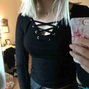  - Ribbad topp tröja med snörning från HM. Använd endast en gång då den sitter väldigt tight på mig som vanligtvis har S. Den har annars väldigt snygg passform och skulle passa på ngn med XXS/XS. Kan mötas upp i Sundsvall annars står köpare för frakt.