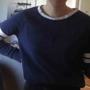  - Supermysig långärmad tröja som är lite tjockare i materialet. Tröjan är i marinblå/mörkblå färg och är knappt använd!!💓💓 passar även S