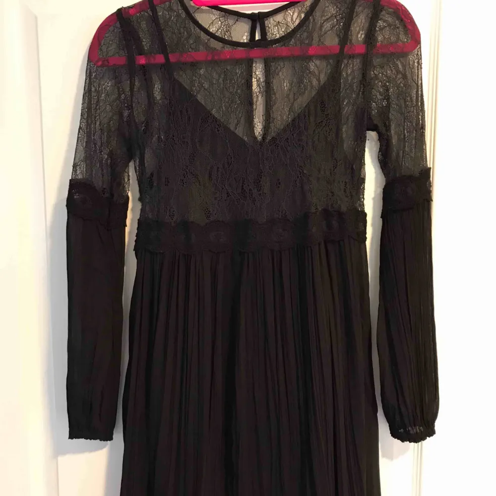 Superfin svart spetsklänning ifrån Abercrombie&Fitch! Använd endast 2 gånger! Storlek S men passar XS!. Klänningar.