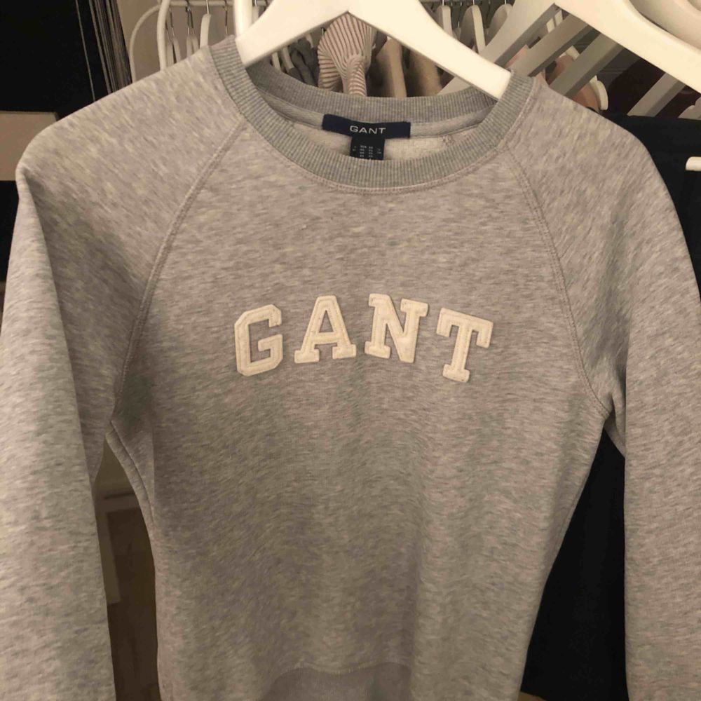 Säljer en tröja från Gant i storlek XS. Har inte använt den så många gånger, så den är i väldigt bra skick. Hör av dig vid eventuella frågor 🌸. Tröjor & Koftor.