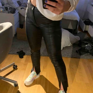  - Skinnbyxor från H&M i bra skick med slits i fram. Köpare står för frakten:) 