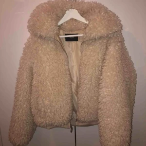  - Jacka från BikBok. Nästan helt oanvänd. Nypris 600kr. 