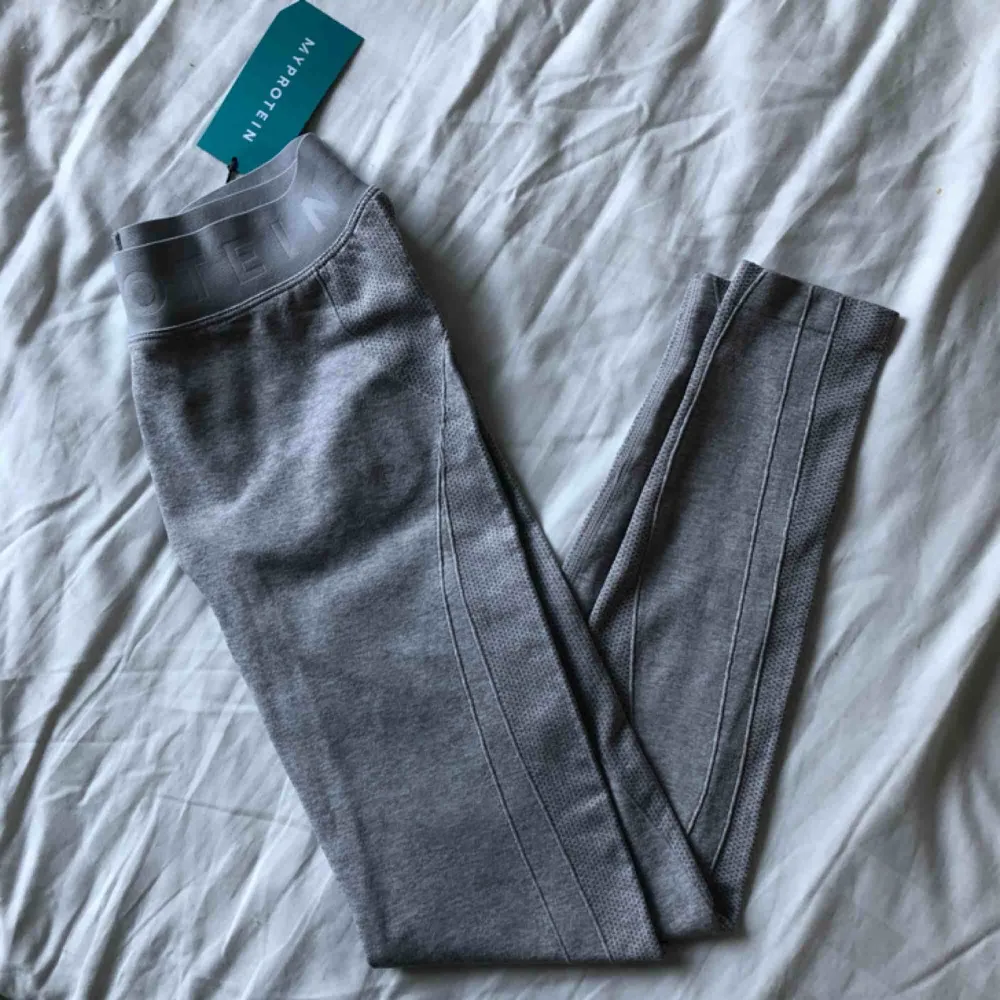 Helt nya grå seamless tights från Myprotein. Arbetade där förut och har därför massor av träningskläder som inte kommer till användning. Endast testade annars helt nya :) Frakt betalas av köparen. . Jeans & Byxor.