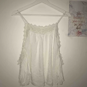  - Vit super fin tröja som har spets upp till och är off shoulder. Sitter super fint på