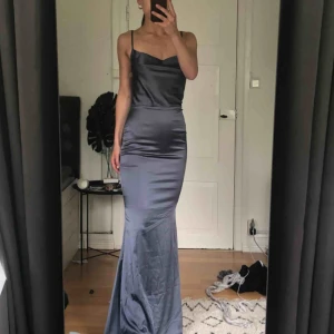  - Finklänning från missguided. Smått insytt vid svanken för optimal passform. Jag är en 36:a och denna sitter som en smäck. Endast använd en gång. Originalpris 600/700kr