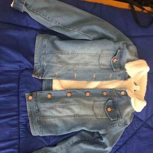 Jeans jacka använd vid 3 tillfällen  Kan frakta 