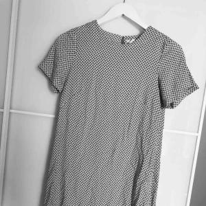  - Jätte skön klänning men fjärils mönster 