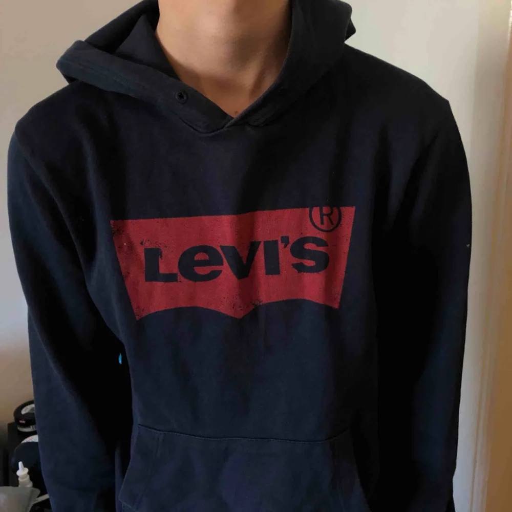 Marinblå Levi’s hoodie, storlek S, passar både killar och tjejer, nypris 1000 kr, väl använd. Köparen står för frakt . Hoodies.