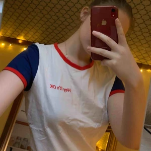  - Fin t-shirt från Monki med texten ”Hey It’s OK”. Frakten är inte inräknad i priset. 