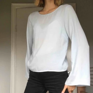  - Supersnygg och vacker ljusblå blus från Ginatricot. Sparsamt använd och i gott skick.   Kan mötas upp i Lund eller Kristianstad, annars står köparen för frakt.
