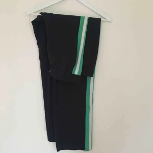  - Coola och streetiga mörkblå byxor från Monki med grön+vitt sträck på sidan. Säljer pga alldeles förstora för mig. Bekväma och bra skick.  Kan mötas upp i Lund eller Kristianstad, annars står köparen för frakt.