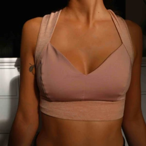  - Topp från Kenzas märke - IVYREVEL. I väldigt fint skick!!!   Köparen står för frakt! 