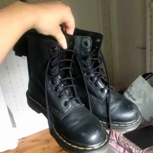  - Säljer ett par sjukt snygga Dr.Martens. Köptes här på Plick men säljer dem igen var liiiiiite för stora för mina små 35stl fötter😅😩 