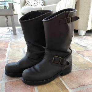  - Bruna Johnny Bulls Stina i storlek 37 men passar 38. De är använda men fortfarande fina! Inköpspris 1300kr. 