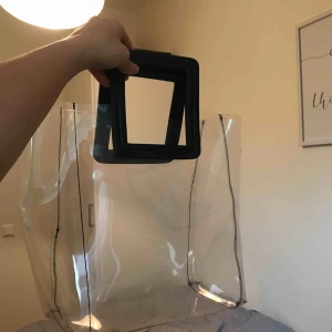  - Väska ifrån Gina Tricot!!! Superfin och trendig!!! Ganska rymlig och får plats med eN dator. Nypris: 349kr  Jag och köpare delar på frakten😍