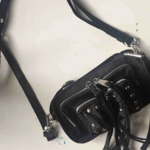  - Äkta väska köpt från nunoo i dk , väldigt liten men jättefin att ha om man bara ska ut och shoppa / på middag. Får plats med kort, nycklar, hörlurar och tuggumi. KÖPAREN STÅR FÖR FRAKT