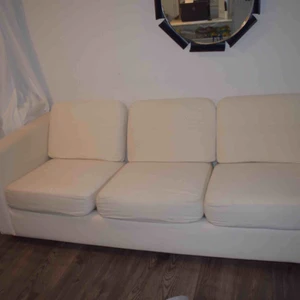  - Min stackars Soffa söker nytt hem..  Stackaren har stått i mitt rum i ca två år och har kanske SUTTITS  i max 3 gånger... någon lär få bättre användning av den än vad jag har fått.  Längd: 210cm Bredd: 90cm Höjd: 67cm