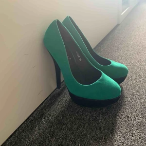  - Jag har använt dom här skorna max 6 gånger. Jag säljer dom för att de ör för små. Jag köpte dom för 250kr