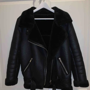  - Zaras snygga bikerjacket, använd ett fåtal gånger därav superbra skick, nypris 1195 kr ✨🦋🤪🍻☂️❄️🥂🌟