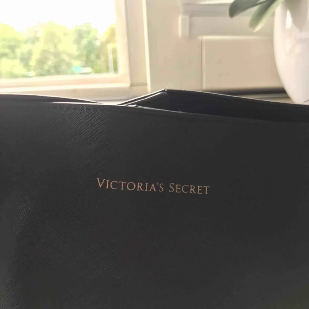 Victoria Secret-väska. Köptes för 500 kr! Köpare står för frakt 🤩. Väskor.