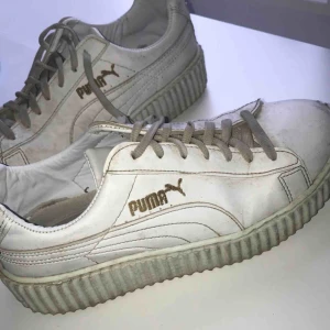  - Vita puma sneakers sitter sååå fint på foten