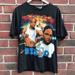  - Säljer denna svarta T-shirten med tryck! 