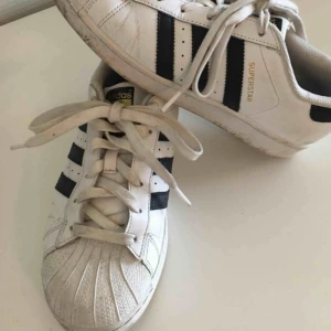  - Adidasskor använda endast en säsong! Mycket av den lilla smuts som finns går nog bort med lite kärlek. Kan skicka mot en liten avgift eller mötas upp i Uppsala!