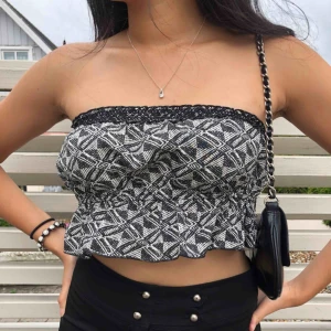  - Supersnygg topp/bandeau från Bikbok i strl S🖤 Aldrig använd endast provad, därav utmärkt skick✨ Perfekt till fest eller liknande!
