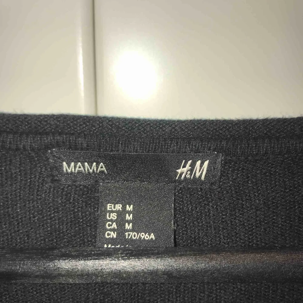 Svart stickad tröja i stl. M från H&M med (fejk)läderlappar på armbågarna. Stickat.