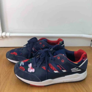  - Adidas Sneakers i Rita Ora Collection. Stl. 38, men upplevs lite större i storleken. Har en liten defekt på ena skon annars fina & hela. Kan mötas upp i Stockholm annars tillkommer frakt.