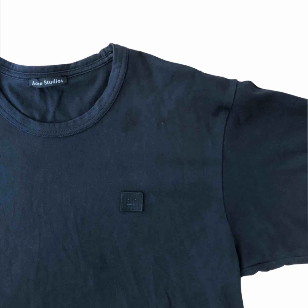 Acne Studios T-shirt Skick: 7/10 lite urtvättad och litet millimeter hål.. T-shirts.