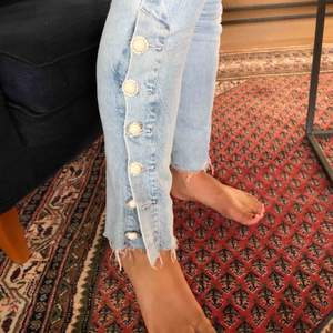 Super snygga jeans från Elsa Hosk x Bik Bok. Med jeans detaljer på fickorna och super fina knappar längst ner på byxbenet. Ändast använda ett fåtal gånger men säljer pga att den blivit försmå.💖