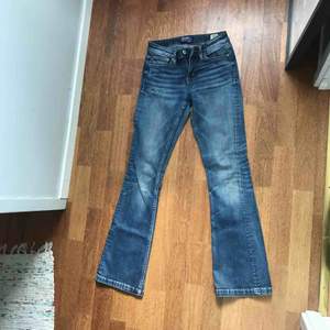 Jätte snygga jeans från Crocker i storleken 26/31.