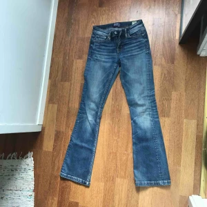  - Jätte snygga jeans från Crocker i storleken 26/31.