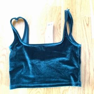  - Grön ”velvet” tröja. Helt oanvänd.