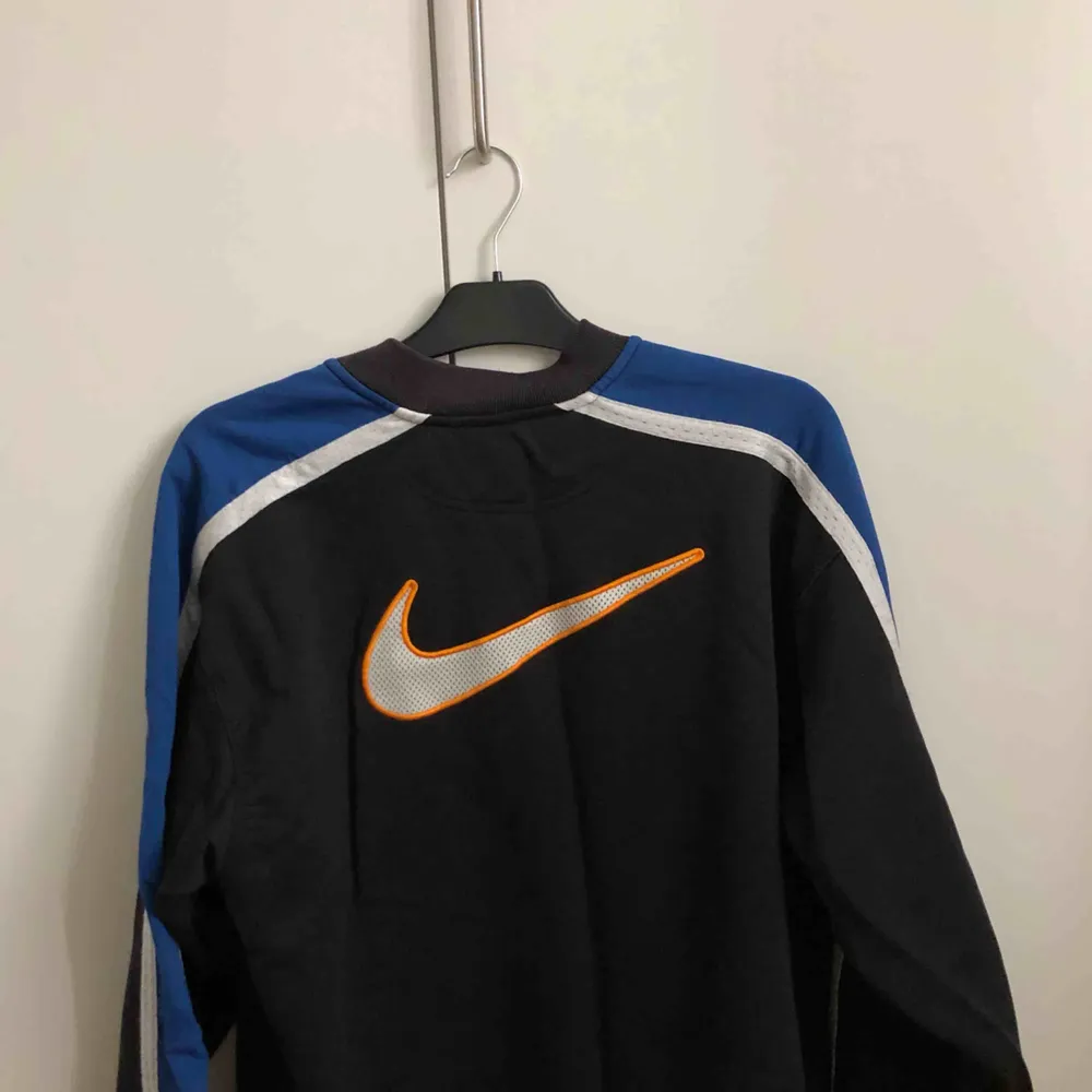 Vintage Nike tröja från 90 talet köpt på second hand! . Tröjor & Koftor.