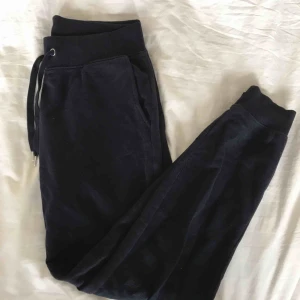  - Ett par mörkblåa mjukisbyxor från Cubus. Använda ett fåtal gånger bara och därför i väldigt bra skick!! Inköpta för 199kr. köpare står för frakt!!❤️❤️😊