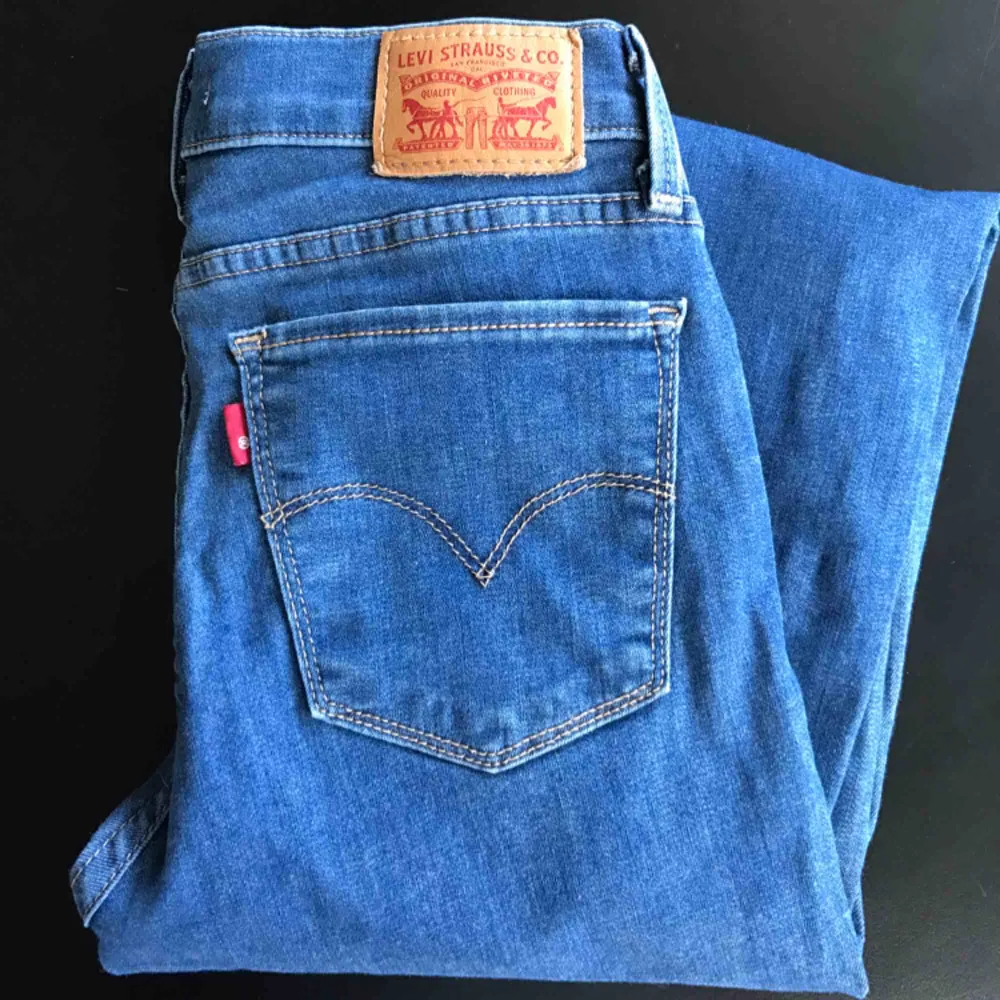 Mörkblåa, tajta jeans från Levi's. Super bekväma och endast använda ett fåtal gånger.. Jeans & Byxor.