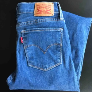  - Mörkblåa, tajta jeans från Levi's. Super bekväma och endast använda ett fåtal gånger.