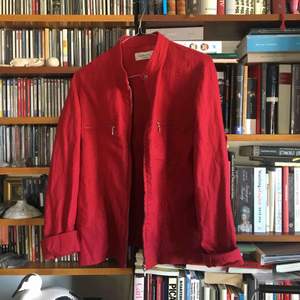 snygg röd jacka (mycket tunn, bra vår/höstjacka) köpt second hand men aldrig använd
