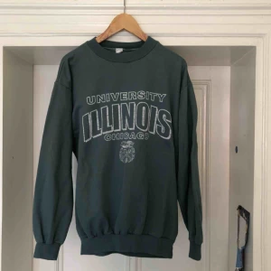  - Vintage Collagetröja uppskattningsvis från 80-talet. Sitter som en large. Kan hämtas i Uppsala eller skickas mot fraktkostnad. 