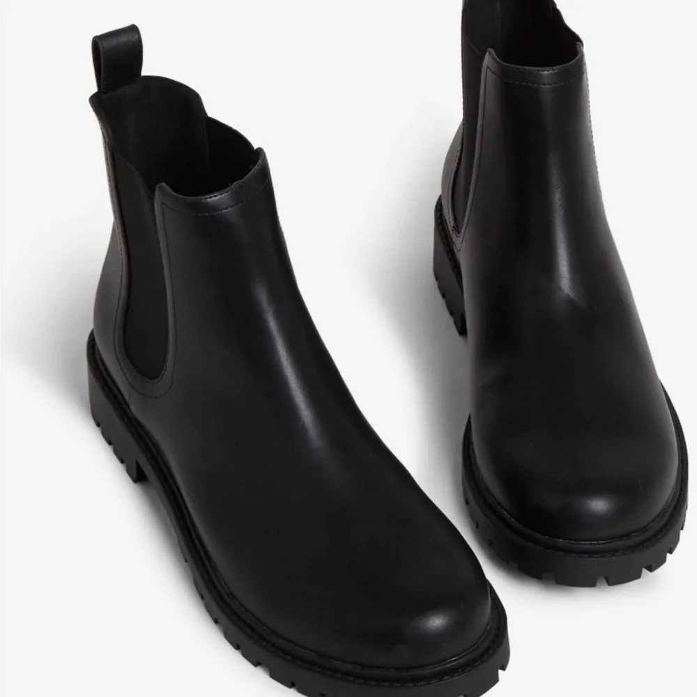 Säljer dessa chunky Chelsea boots från Monki , säljer på grund av det kommer inte till användning😢.  PS : Köparen stå för frakt eller möts upp  🤠. Skor.