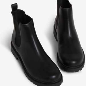 Säljer dessa chunky Chelsea boots från Monki , säljer på grund av det kommer inte till användning😢.  PS : Köparen stå för frakt eller möts upp  🤠