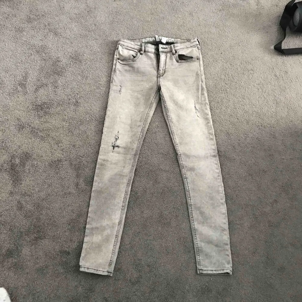 Fina grå jeans från hm, använd ett fåtal gånger. Säljer pga använde aldrig . Jeans & Byxor.